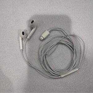 NWOT Apple EarPods with a Lightning Connector